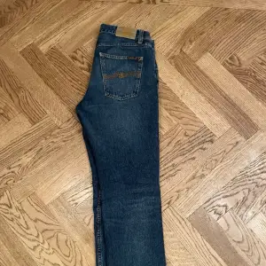 Tjabba säljer mina skit snygga nudie jeans. Har använt dom sparsamt så dom ser lika ut som när jag köpte dom.  Köpte dom på jeans Uno för ett halv år sen för 1600kr Storlek 30/32. Model: Gritty Jackson 