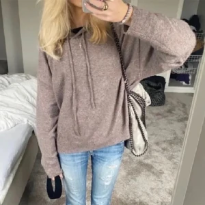 Stickad hoodie - Säljer denna super fina stickade hoodien med snöre från Lindex i storlek S😊 Nypris 399kr och jag säljer för 250 + frakt då den bara är använd ett fåtal gånger. Skriv privat för mer bilder eller funderingar! (Första bilden är lånad) 