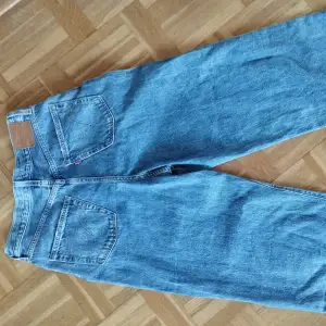 Utsvängda, croppade jeans. W30, L27