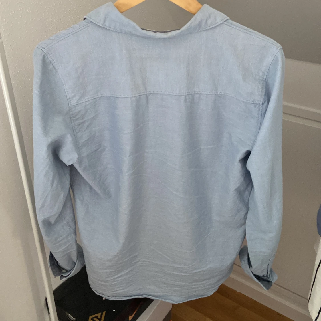 Ljusblå skjorta - 90