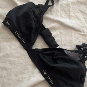 en calvin klein bikini topp. trycket har gått av lite.