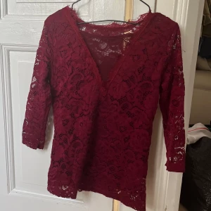 Vinröd spetstopp y2k - Vinröd trekvartsärmad spetstopp/blus med mesh❣️strl S/M. Mycket fint skick.  