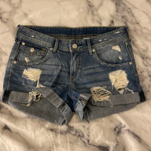 Assnygga jeansshorts 🩵 - Så snygga lågmidjade jeansshorts med slitningar i, storlek 36 men är lite stora i storleken så passar nog lite större storlekar också! 🩵 Skriv vid frågor osv! 
