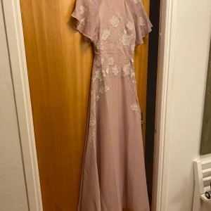 Rosa balklänning, oanvänd  - Rosa balklänning med broderade blommor. Ej använd (bara provat), storlek 36. 