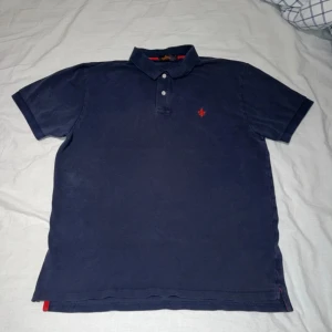 Morris pikétröja  - Marinblå Morris pikétröja i storlek XL som även passar som L. Den är i väldigt fint skick.