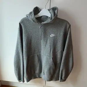 Nike standard hoodie i ljusgrå färg😍 storlek S. Sparsamt använd som ni kan se på bilden.
