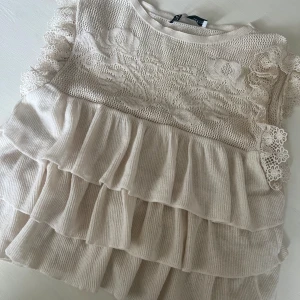 Zara blus - En super fin blus från zara som är i bra skick då jag endast använt tröjan max 3 ggr. Perfekt blus till sommaren som går att matcha till allt💕Kommer inte gå ner under utgångspris 💗