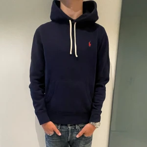 Ralph Lauren Hoodie - Säljer denna feta Ralph lauren hoodie i strl S. Skick 9/10. Nypris 2100. Personen på bilden 182 cm. Skriv vid fler frågor och funderingar.
