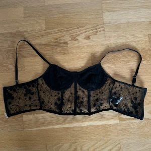 Svart Korsett - Svart, spets-korsett sitter tajt och man behöver ingen bh under 🖤