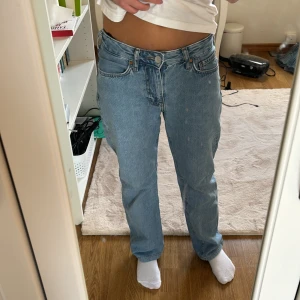 Baggy low waist jeans - Säljer mina baggy low waist jeans eftersom att de inte kommer till användning längre. Är i bra skick! De är i storlek w24 L32