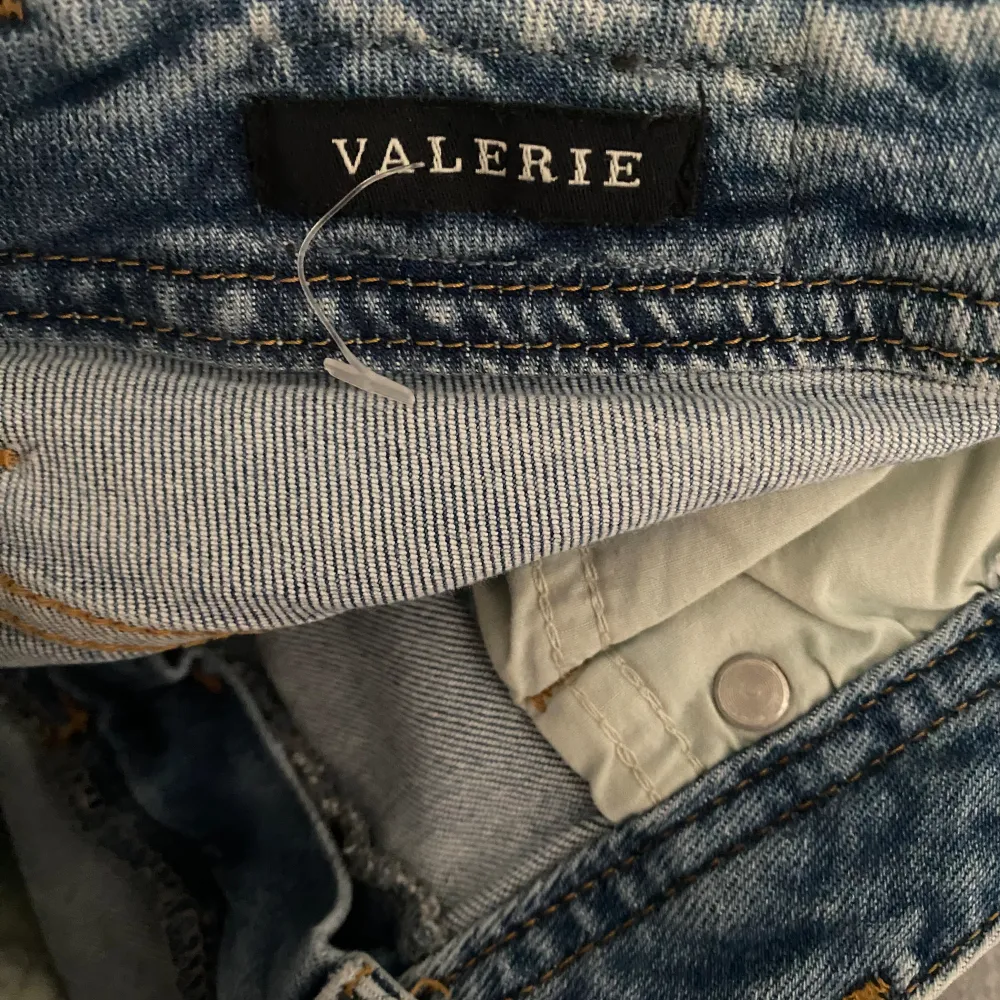 Ett par superfina jeans från ltb i str w30xL32 i super bra skick. Helt slutsålda på hemsidan. Modellen är valerie. Pris kan diskuteras. Säljer då de är för stora för mig❤️. Jeans & Byxor.