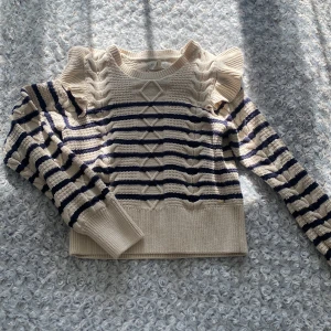 Stickad tröja - TRYCK INTE PÅ KÖP NU SKRIV PRIVAT FÖRST!🩷 Mörkblå och vit stickad/virkad tröja från holly & white by Lindex, använd fåtal gånger, jättefint skick🩷 