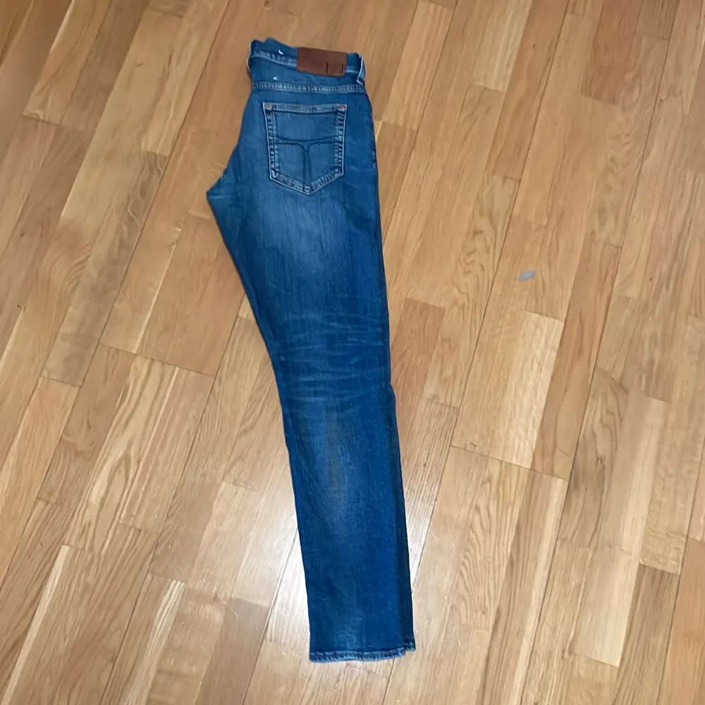 Skit snygga tiger of sweden jeans med skit nice och skön passform. Köpte dem hellt nya och har inte andvänt dem typ så de har inga felheter. Pris kan gärna diskuteras. Jeans & Byxor.