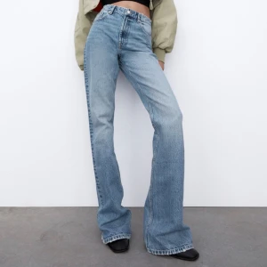 Jeans från Zara - Snygga jeans från zara som tyvärr inte passar mig längre! De är väldigt långa och använda ett par gånger🩷är o storlek 40 men sitter även snyggt baggy om man har mindre stolek