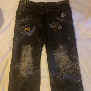 Feta baggy jeans med tryck, väldigt unika och coola💯Säljer för att dem är ej min stil