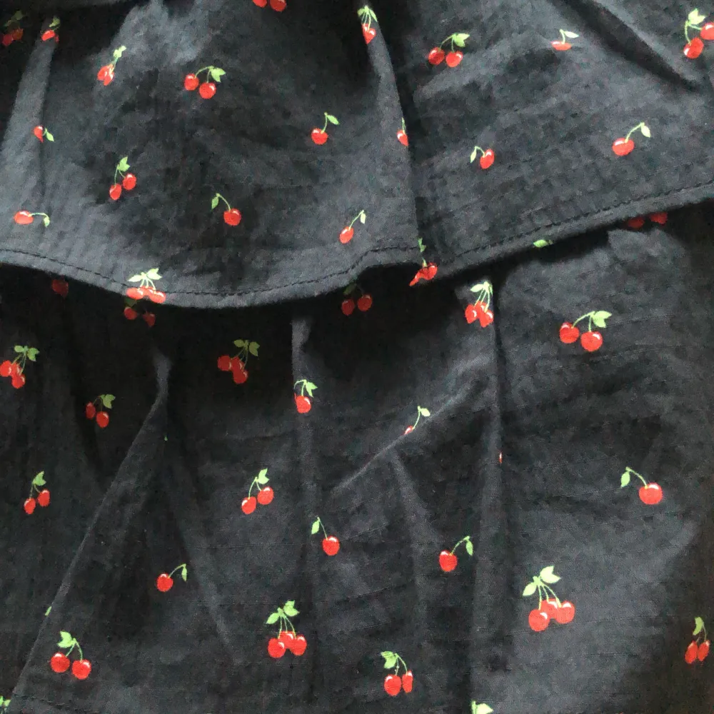 Säljer denna jätte söta kjol med små körsbär på ifrån h&m. Den är i storlek Xs, men skulle nog passa nån som har S också.💗köpte den för ett tag sen men har bara legat i garderoben.. Kjolar.