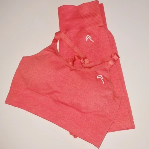 Oner active set - Shortsen är aldrig använda, toppen en gång men har fått missfärgning på sidorna under armarna som knappt syns (se bild 2). Båda är i storlek small