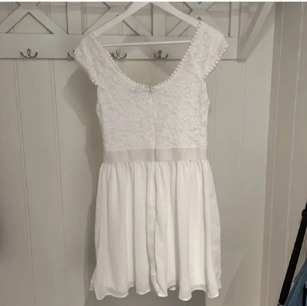 En super fin vit klänning från Nelly i storlek 38 som passar perfekt nu till sommaren och studenten klänningen är i ny skick💕. Klänningar.