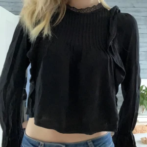 Zara blus - Söt blus från zara med små volanger och spets. Är i storlek S men skulle säga att den sitter som en XS.