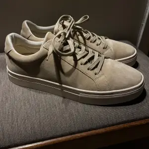 Helt oanvända sneakers från vagabond. Enbart gått med dem innomhus. Säljs för att storleken var för liten och retur ej var möjlig.