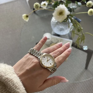 Gantklocka - Superfin gantklocka (sussex mid), sparsamt använd. Box, kvitto och länkar finns kvar till klockan. Nypriset är 2499kr Urets strorlek: 3,5 cm