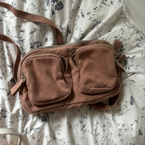 Väldigt rymlig men liten väska från Gina Tricot - Säljer denna fina men väldigt praktisktiska väskan från Gina Tricot. Den är använd ganska mycket men det är inget som syns💕💕priset går att diskutera vid snabb💞😊