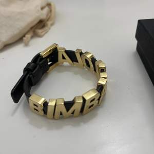 Säljer detta super fina armband som jag köpte i Spanien från ett märke som heter bimba y lola💕 nypris är runt 600kr tror jag💕