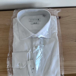 NY Whipstich skjorta slimfit vit str 41 - Vit skjorta från Whipstich  Helt oanvänd och oöppnad, fortfarande i originalförpackning  - Slim fit - Full spread krage - Vinklad manschett - Storlek 41 slimfit - 100% bomull  Pris på outlet just nu 599kr, se länk nedan! Säljs pga fel storlek för mig