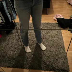 Säljer dessa ganska slitna Levis jeans men ändå skiiit snygga då de inte längre passar bra. Hål finns men inte stora (de bilder)