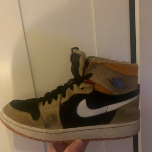 Jordan 1 high - Äkta par Jordans använda och ganska slitna men sitter as skönt o snygga, ingen box storlek 43  