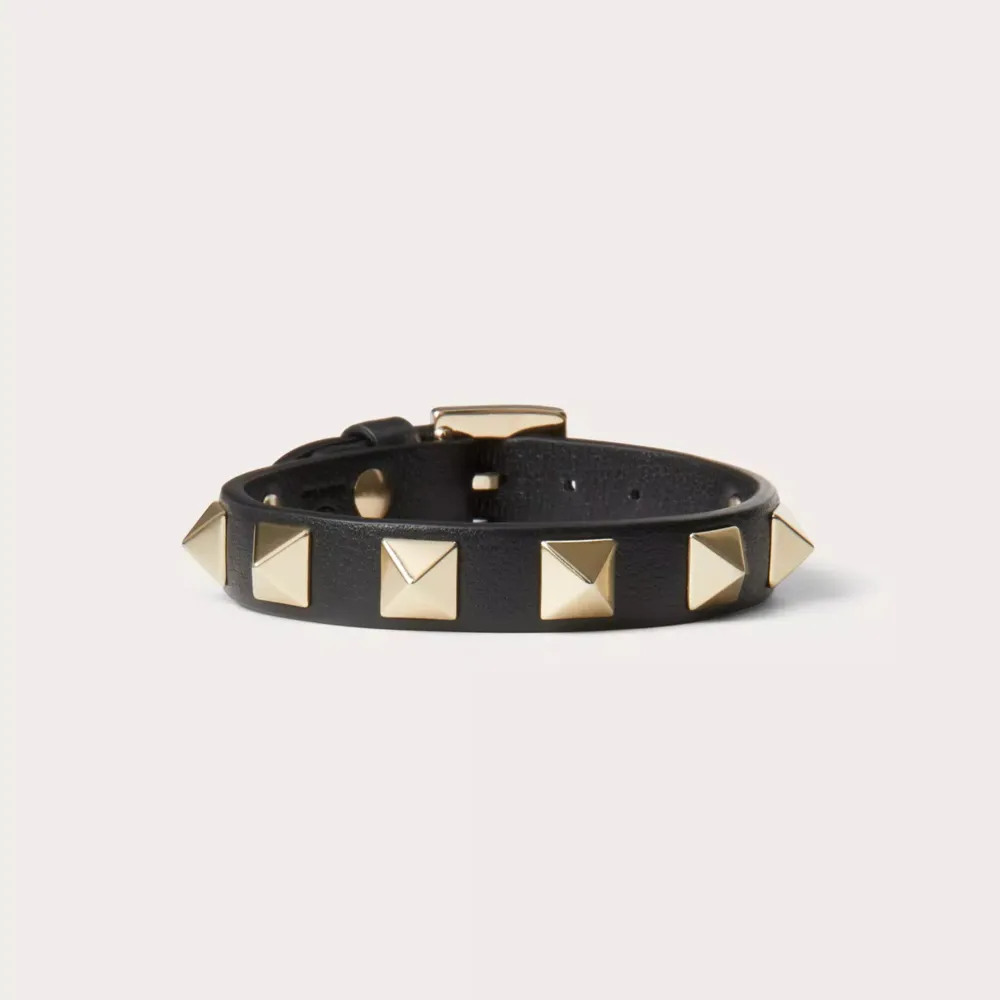 Säljer mitt så snygga, svarta Valentino armband. Box, påse, extra knappar osv tillkommer.🩷Superbra skick, nypris 3085 kr, säljer för 1500 kr💕 Köparen står för frakten, jag kan mötas upp!. Accessoarer.