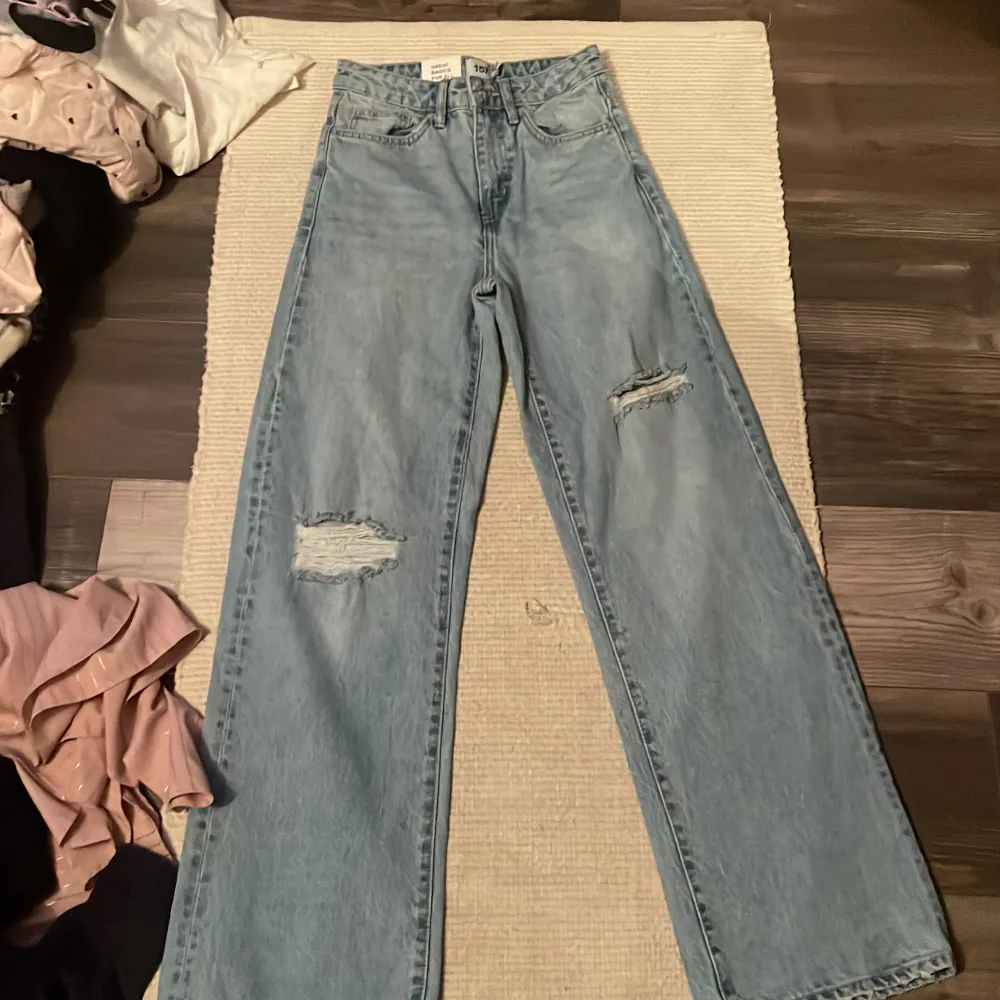 Jag köpte ett par jeans som aldrig kom till användning. Jag köpte dom för 300kr, Dom är bara testade en gång 🫶🌸pris går och diskutera🎀. Jeans & Byxor.
