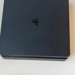 Ps4 slim + spel - PS4 Slim 500GB, i väldigt bra skick, rengjorda fläktar. Ingår: Dualshock 4 kontroll med laddningskabel, 8 spel, strömkabel, HDMI kabel Kan mötas upp eller så kan man komma och testa innan man köper.
