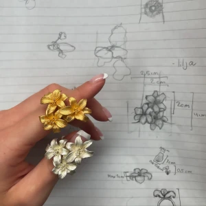 Lily ring - Handgjorda blomringar i högkvalitativt sterling silver (de guldiga även pläterade i 18k guld) 🌸 Släpps på hemsidan Olympiabutik.se 26/4 18:00 🌸 LIMITERAT ANTAL!