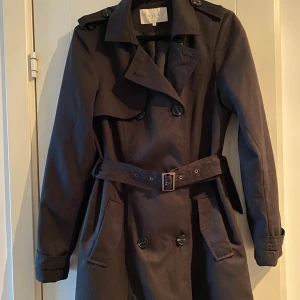 Kappa / trenchcoat  - Snygg kappa / trenchcoat från Vila.  Använt ett fåtal gånger, bra skick. Stl M.