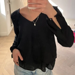 Blus - Svart blus med volanger, så fin och festlig. Knappt använd! 