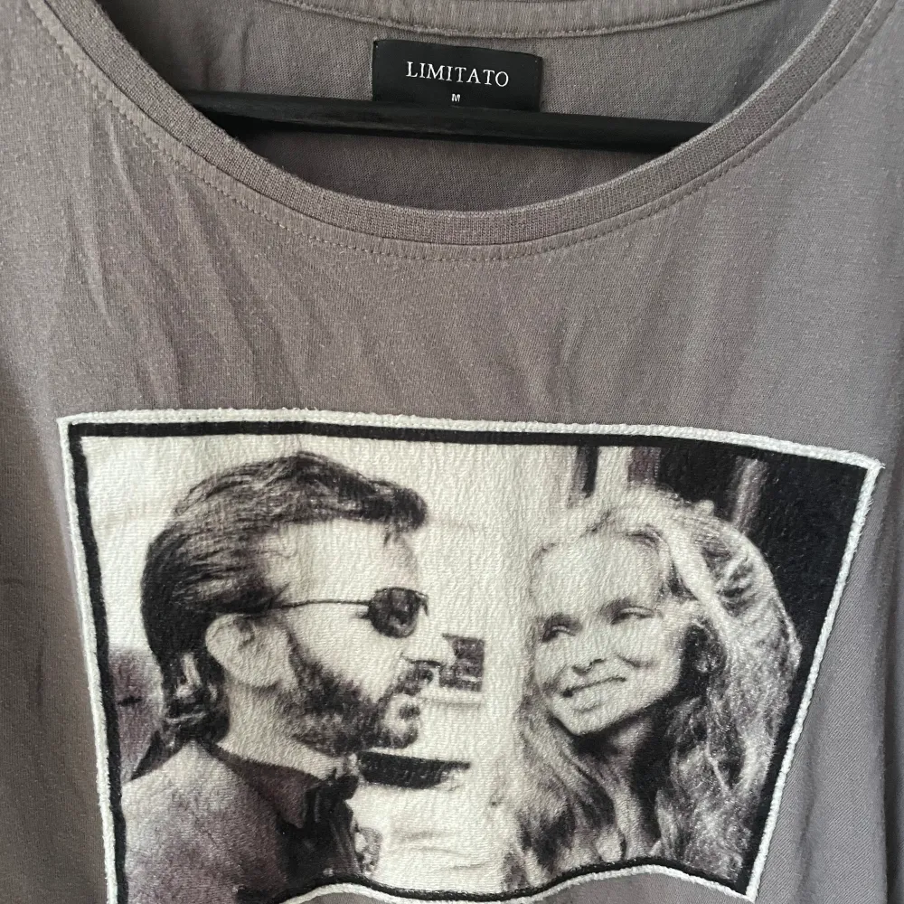 Säljer nu denna riktigt snygga Limitato t-shirt, skick 7/10. Storlek M. Ingen box, köpt för 1699 kr.. T-shirts.