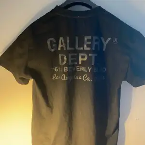 Gallery dept T-shirt aldrig använd. (1:1) Storlek S men sitter lite oversized. Skriv för frågor och funderingar :)