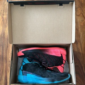 Basketskor Dame 7 - Ett par Dame 7 basketskor. Sparsamt använda och har mycket kvar att ge! Condition: 7.5/10  