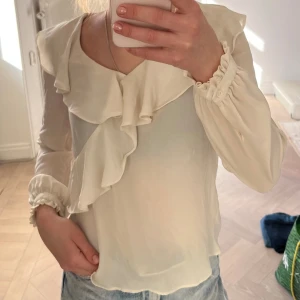 Volangblus - Vit med volanger över hela, så fin kan jaa till både fest och på sommaren! 