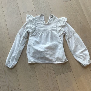 Snygg vitt blus 🪩🥂🎉 - En jätte snygg vit blus att ha till våren eller sommaren. Använt 1 gång innan och har inga skador. 