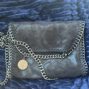 väska - en stella mccartney liknande väska, vet inte riktigt vart den är köpt ifrån men jätte fin 💞