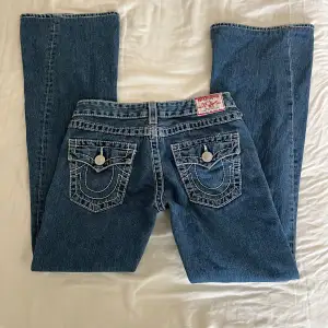 Helt nya True Religion Jeans i topp skick! Använda en gång, passar en S & M, jag är 1,69 cm och de är lite långa! Frakt ingår inte i priset! 