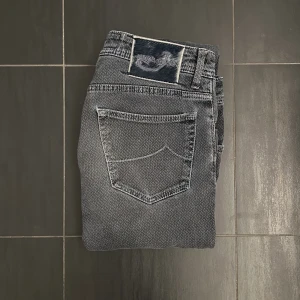 Jacob Cohen 622 slim fit - Säljer dessa riktigt snygga Jacob Cohen i unik färg, försiktigt bevarat och är därmed i toppskick! Dom är riktigt eftertraktade och perfekt inför säsongen, exklusivts material och skiljer från andra jeans, där dom är mer mjuka och sköna. Är 178cm.