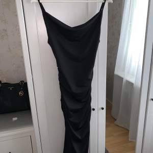 En svart klänning med slits på sidan i strl XS (passar även S)🌸   Har endast använt den ett fåtal gånger, mycket bra skick!