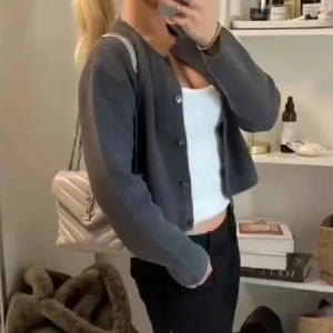 Zara kofta - Helt utsåld Zara kofta i sotrlek M, dö skönt tyg o kvalite men kommer inte till användning, lappen sitter kvar, orginalpris 400kr 💛