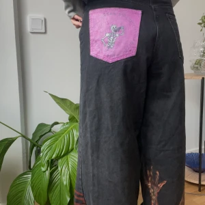 Handmålade jeans  - Jeans från illbatting.design på instagram! Använd fåtal gånger. Vida i benen, hög midja