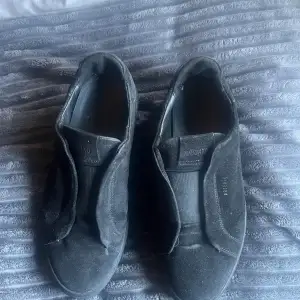 Axel Arigato fina skor har tyvär blivit för små, ett litet skav hål vid hälen:)