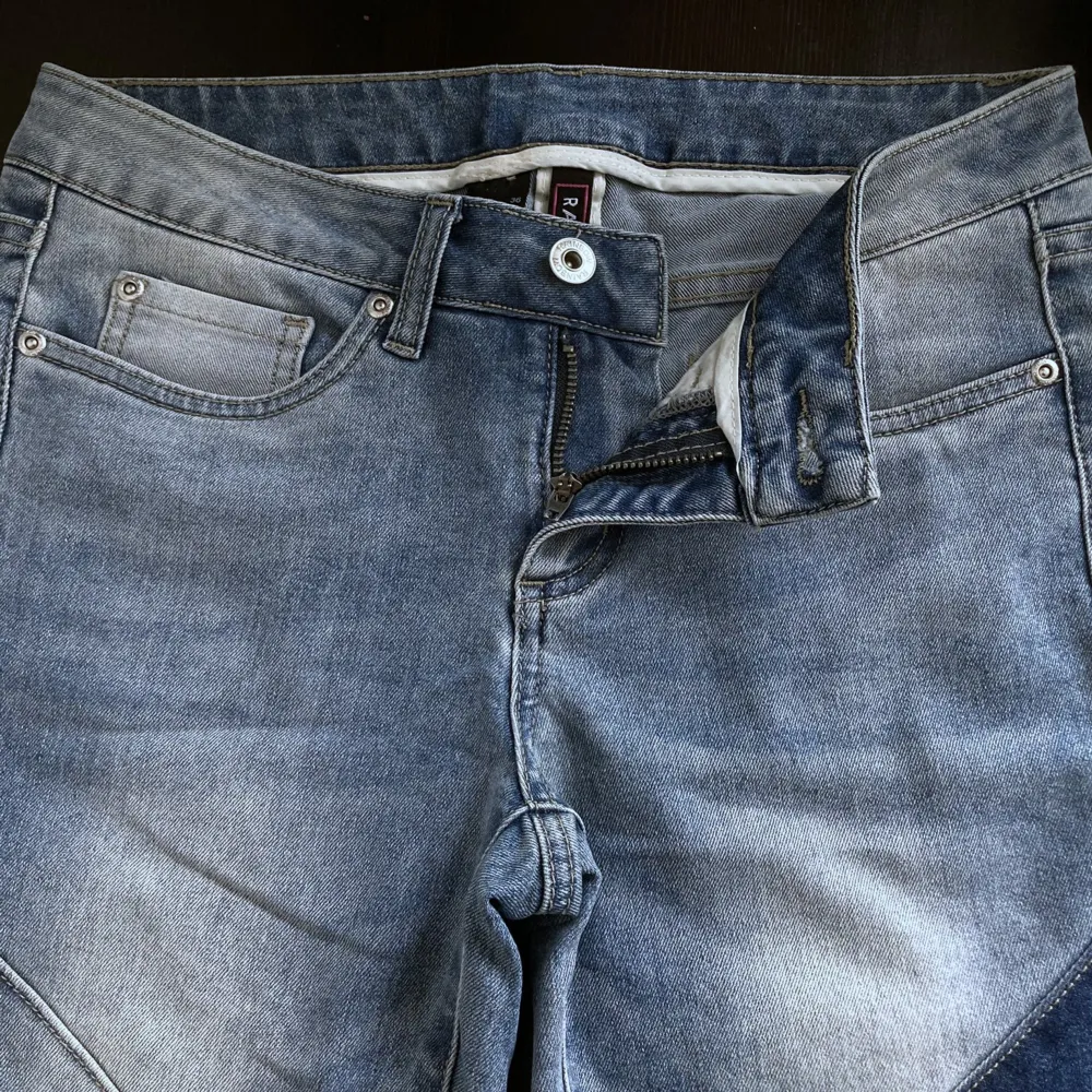 Smala jeans med lappdetaljer fram, klassisk 5-ficksmodell med lite lägre midja. Mått i cm: midja 39; höft 43; benvidd nedanför grenen 24; benöppning 13,5; grenhöjd fram/bak 20/34; innerben 67.. Jeans & Byxor.