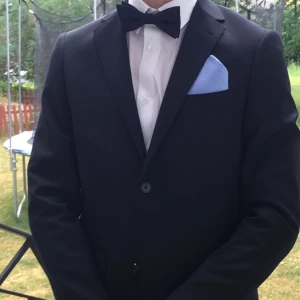 Svart kostym herr - Svart kostym i Herrstorlek 44 av märket Riley Stanton. Använd ett fåtal gånger. Byxorna är uppsydda hos skräddare, men har kvar sömsmån att lägga ner. 